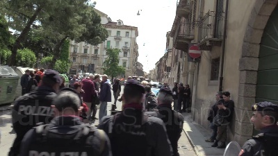 Scene from Salvini contestato a Verona, fischi e striscioni: nel mirino anche manifesti