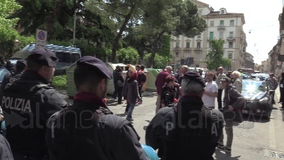 Scene from Salvini contestato a Verona, fischi e striscioni: nel mirino anche manifesti