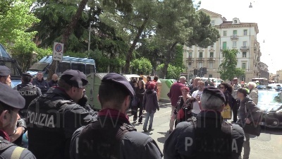 Scene from Salvini contestato a Verona, fischi e striscioni: nel mirino anche manifesti