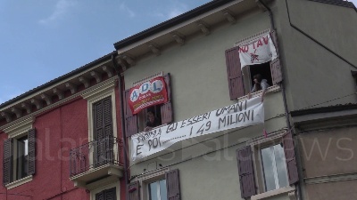 Scene from Salvini contestato a Verona, fischi e striscioni: nel mirino anche manifesti