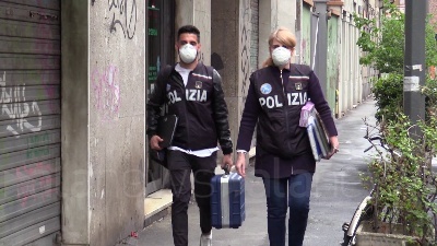 Scene from Silvia Romano, polizia scientifica nell'appartamento al piano di sotto