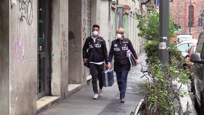 Scene from Silvia Romano, polizia scientifica nell'appartamento al piano di sotto