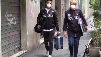 Scene from Silvia Romano, polizia scientifica nell'appartamento al piano di sotto