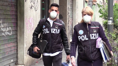 Scene from Silvia Romano, polizia scientifica nell'appartamento al piano di sotto