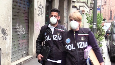 Scene from Silvia Romano, polizia scientifica nell'appartamento al piano di sotto