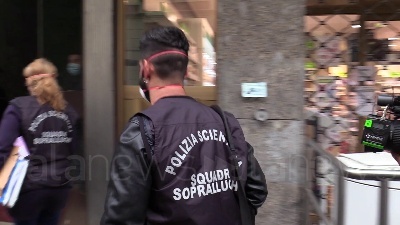 Scene from Silvia Romano, polizia scientifica nell'appartamento al piano di sotto