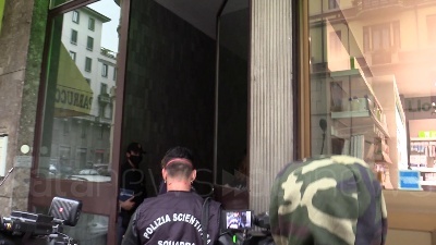 Scene from Silvia Romano, polizia scientifica nell'appartamento al piano di sotto