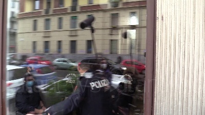 Scene from Silvia Romano, polizia scientifica nell'appartamento al piano di sotto
