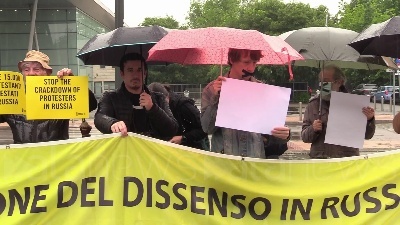 Scene from Milano, Amnesty International manifesta contro la repressione del dissenso in Russia