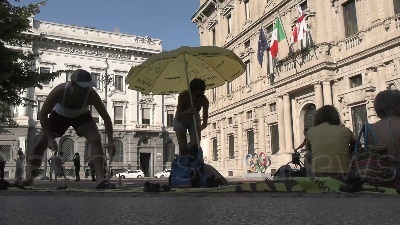 Scene from Milano, protesta Ultima Generazione per caldo estremo: "Dobbiamo prepararci al collasso climatico"