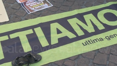 Scene from Milano, protesta Ultima Generazione per caldo estremo: "Dobbiamo prepararci al collasso climatico"