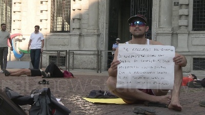 Scene from Milano, protesta Ultima Generazione per caldo estremo: "Dobbiamo prepararci al collasso climatico"