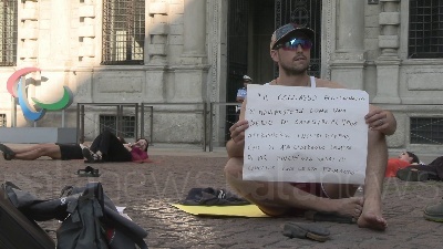 Scene from Milano, protesta Ultima Generazione per caldo estremo: "Dobbiamo prepararci al collasso climatico"