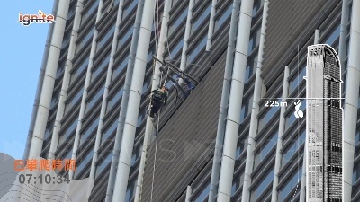 Scene from Hong Kong, scala un grattacielo in sedia a rotelle