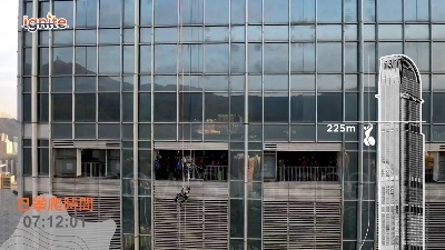 Scene from Hong Kong, scala un grattacielo in sedia a rotelle