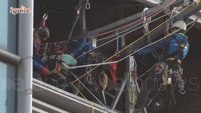 Scene from Hong Kong, scala un grattacielo in sedia a rotelle