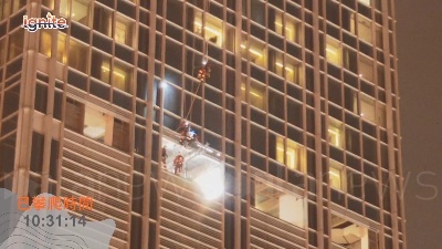 Scene from Hong Kong, scala un grattacielo in sedia a rotelle