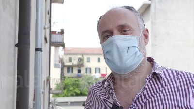 Scene from Sanità Lombardia, mascherine a lutto per chiederne il commissariamento