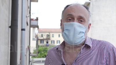 Scene from Sanità Lombardia, mascherine a lutto per chiederne il commissariamento