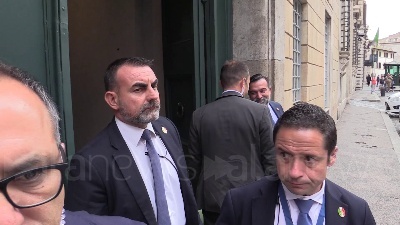 Scene from Governo, il presidente della Camera Fontana entra negli uffici di San Luigi