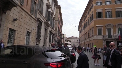 Scene from Governo, il presidente della Camera Fontana entra negli uffici di San Luigi