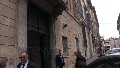 Scene from Governo, il presidente della Camera Fontana entra negli uffici di San Luigi