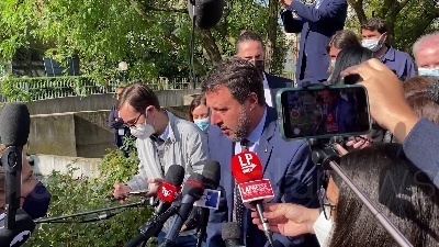 Scene from Salvini fa ironia su Greta Thunberg: "Lei è con Draghi, noi qua distruggiamo le rose"