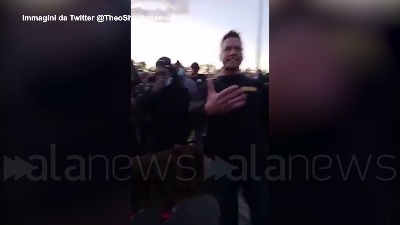 Scene from George Floyd, in Michigan sceriffo si unisce alle proteste e marcia con i manifestanti