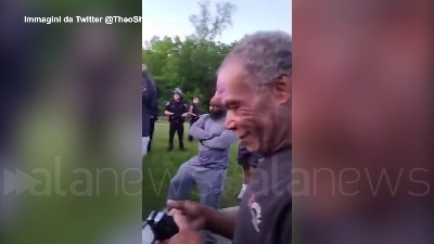Scene from George Floyd, in Michigan sceriffo si unisce alle proteste e marcia con i manifestanti