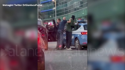 Scene from Bakayoko fermato e perquisito a Milano. Poi la polizia si scusa: il video diventa virale