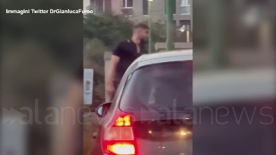 Scene from Bakayoko fermato e perquisito a Milano. Poi la polizia si scusa: il video diventa virale