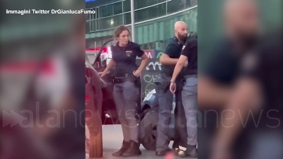 Scene from Bakayoko fermato e perquisito a Milano. Poi la polizia si scusa: il video diventa virale