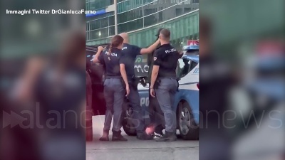 Scene from Bakayoko fermato e perquisito a Milano. Poi la polizia si scusa: il video diventa virale