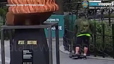 Scene from Usa, statua di George Floyd vandalizzata a New York