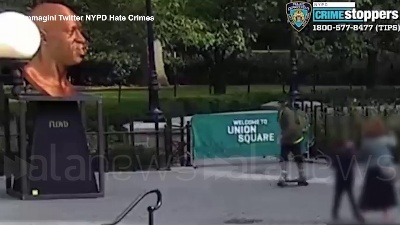 Scene from Usa, statua di George Floyd vandalizzata a New York