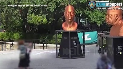 Scene from Usa, statua di George Floyd vandalizzata a New York