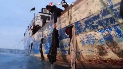 Scene from Migranti, il salvataggio in acqua da parte della guardia costiera