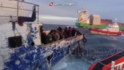 Scene from Migranti, il salvataggio in acqua da parte della guardia costiera