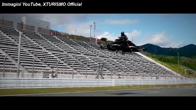 Scene from Giappone, presentata la XTurismo: prima moto volante sul mercato