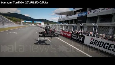 Scene from Giappone, presentata la XTurismo: prima moto volante sul mercato