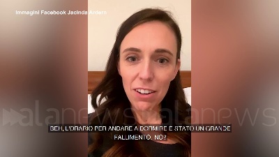 Scene from Nuova Zelanda, la premier Jacinda Ardern richiamata dalla figlia: "È ora di dormire"