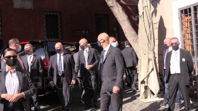 Scene from Pompeo visita la Comunità di Sant'Egidio a Roma: "Fate lavoro notevole"