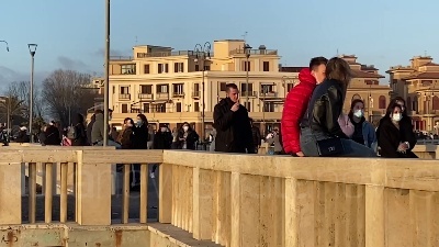 Scene from Covid, controlli anti assembramenti sul pontile di Ostia