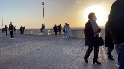 Scene from Covid, controlli anti assembramenti sul pontile di Ostia