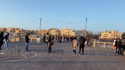 Scene from Covid, controlli anti assembramenti sul pontile di Ostia