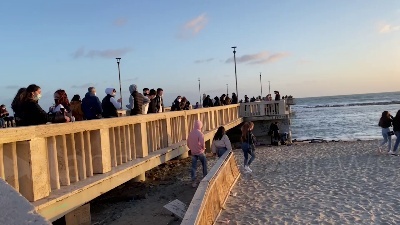 Scene from Covid, controlli anti assembramenti sul pontile di Ostia