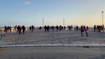 Scene from Covid, controlli anti assembramenti sul pontile di Ostia