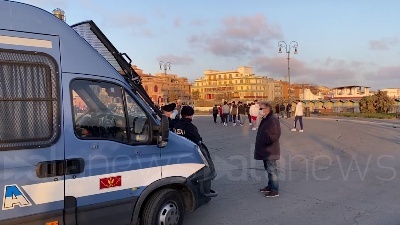 Scene from Covid, controlli anti assembramenti sul pontile di Ostia