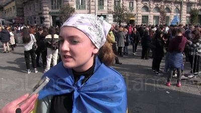 Scene from "I russi? Sono tutti infami", lo sfogo di una ragazza ucraina durante manifestazione pace a Napoli