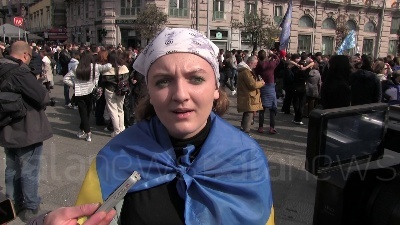Scene from "I russi? Sono tutti infami", lo sfogo di una ragazza ucraina durante manifestazione pace a Napoli